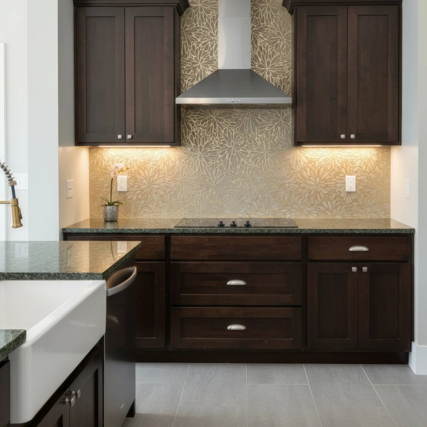 LumiFlora - Gold Leaf - Crema Marfil Engraved Tile - MARICERA